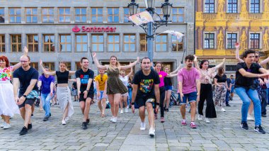 Wroclaw, Polonya - 2 Temmuz 2023: Pazar meydanında birçok insan Rueda de Casino 'da dans ediyor