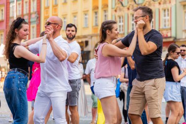 Wroclaw, Polonya - 2 Temmuz 2023: Pazar meydanında birçok insan Rueda de Casino 'da dans ediyor