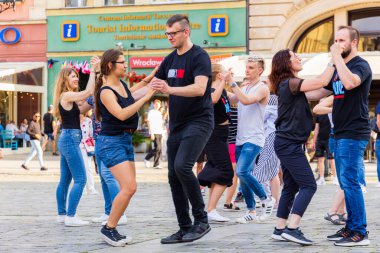 Wroclaw, Polonya - 2 Temmuz 2023: Pazar meydanında birçok insan Rueda de Casino 'da dans ediyor