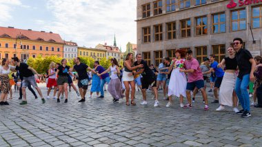 Wroclaw, Polonya - 2 Temmuz 2023: Pazar meydanında birçok insan Rueda de Casino 'da dans ediyor
