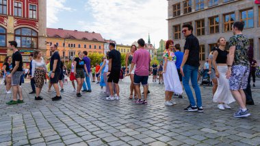 Wroclaw, Polonya - 2 Temmuz 2023: Pazar meydanında birçok insan Rueda de Casino 'da dans ediyor