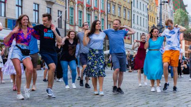 Wroclaw, Polonya - 2 Temmuz 2023: Pazar meydanında birçok insan Rueda de Casino 'da dans ediyor