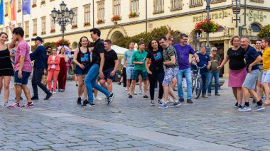 Wroclaw, Polonya - 2 Temmuz 2023: Pazar meydanında birçok insan Rueda de Casino 'da dans ediyor