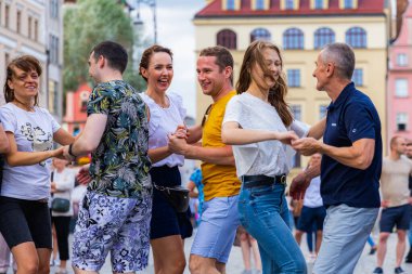 Wroclaw, Polonya - 2 Temmuz 2023: Pazar meydanında birçok insan Rueda de Casino 'da dans ediyor