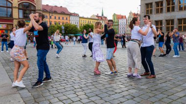 Wroclaw, Polonya - 2 Temmuz 2023: Pazar meydanında birçok insan Rueda de Casino 'da dans ediyor