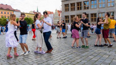 Wroclaw, Polonya - 2 Temmuz 2023: Pazar meydanında birçok insan Rueda de Casino 'da dans ediyor