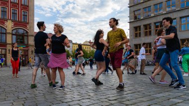 Wroclaw, Polonya - 2 Temmuz 2023: Pazar meydanında birçok insan Rueda de Casino 'da dans ediyor
