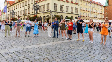 Wroclaw, Polonya - 2 Temmuz 2023: Pazar meydanında birçok insan Rueda de Casino 'da dans ediyor