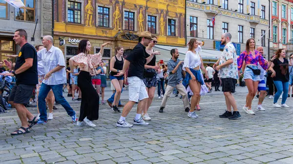 Wroclaw, Polonya - 2 Temmuz 2023: Pazar meydanında birçok insan Rueda de Casino 'da dans ediyor