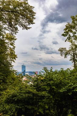 Gdansk, Polonya - 23 Temmuz 2023: Gdansk şehrinin güzel bulutlu manzarası ve Oliwa bölgesindeki gökdelenler ve şirket binaları Pacholek Tepesi 'nin görüş noktasından görüldü