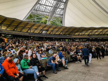 Sopot, Polonya - 23 Temmuz 2023: Lindsey Stirling 'in akustik kemancı konserinden önce Opera Lesna açık hava salonu neredeyse tamamen doluydu