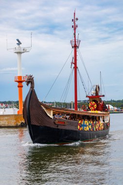 Wladyslawowo, Polonya - 24 Temmuz 2023: Güzel tahta Viking teknesi Rakkar bulutlu bir günde Baltık Denizi 'nde turistlerle dolu