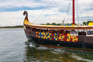Wladyslawowo, Polonya - 24 Temmuz 2023: Güzel tahta Viking teknesi Rakkar bulutlu bir günde Baltık Denizi 'nde turistlerle dolu