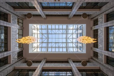 Wroclaw, Polonya - 14 Temmuz 2023: Şehir merkezinde mermer ve ışıklarla dolu modern ve seçkin bir şekilde yenilenmiş eski bir alışveriş merkezi