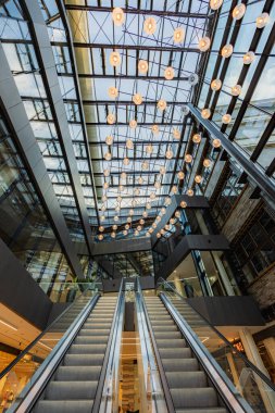 Wroclaw, Polonya - 14 Temmuz 2023: Şehir merkezinde mermer ve ışıklarla dolu modern ve seçkin bir şekilde yenilenmiş eski bir alışveriş merkezi