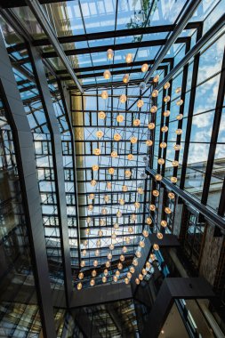 Wroclaw, Polonya - 14 Temmuz 2023: Şehir merkezinde mermer ve ışıklarla dolu modern ve seçkin bir şekilde yenilenmiş eski bir alışveriş merkezi