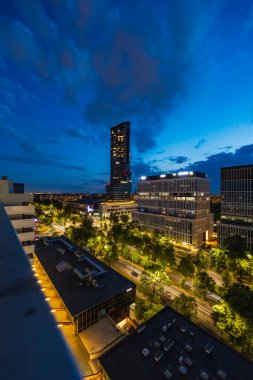 Wroclaw, Polonya - 17 Temmuz 2023: Gwiazdzista 'nın güzel şehir merkezi, yanında Gökyüzü Kulesi gökdeleni bulunan kurumsal ve meskun binalar mavi saatte yüksek bir apartmandan görülüyor. 