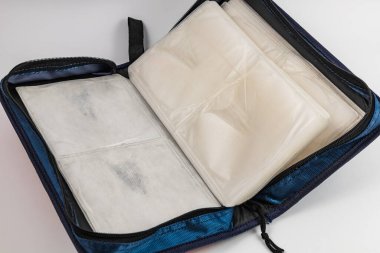 Renkli ve boş CD veya DVD kutusu Renkli mavi ve turuncu kumaş