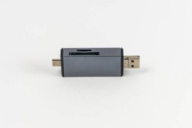 USB-A, SD ve mikro SD kart yuvaları olan küçük USB merkezi USB-C ile uyumludur.