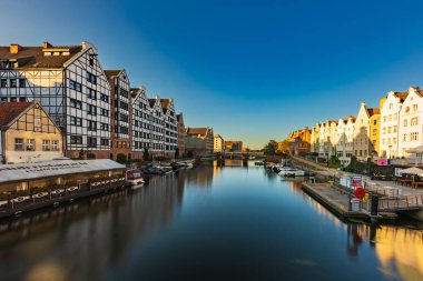 Gdansk, Polonya - 6 Eylül 2023: Gdansk 'taki eski şehir binalarının güneşli bir sabahtan sonra sessiz suyla kaplı güzel manzarası 