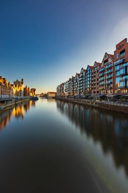 Gdansk, Polonya - 6 Eylül 2023: Gdansk 'taki eski şehir binalarının güneşli bir sabahtan sonra sessiz suyla kaplı güzel manzarası 