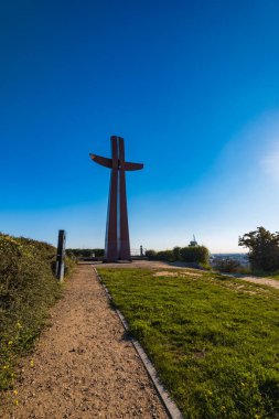 Gdansk, Polonya - 6 Eylül 2023: 19. yüzyıldan kalma bir kalenin yıkıntıları ve şehir manzaralı Gradowa Dağı 'nda büyük haç