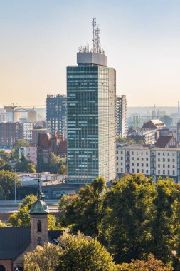 Gdansk, Polonya - 6 Eylül 2023: Gradowa dağının tepesinden hiç bulut görünmeyen Gdansk şehrinin güzel sabah manzarası