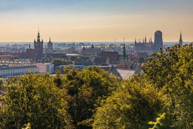 Gdansk, Polonya - 6 Eylül 2023: Gradowa dağının tepesinden hiç bulut görünmeyen Gdansk şehrinin güzel sabah manzarası
