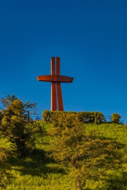 Gdansk, Polonya - 6 Eylül 2023: 19. yüzyıldan kalma bir kalenin yıkıntıları ve şehir manzaralı Gradowa Dağı 'nda büyük haç