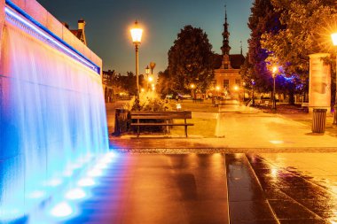 Gdansk, Polonya - 7 Eylül 2023: Güzel Hevelius çeşmesi etraftaki renkli ışıklarla aydınlatılmış ve karanlık öğleden sonra etrafa su sıçratılmış