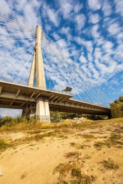 Varşova, Polonya - 14 Ekim 2023: Güzel ve büyük Swietokrzyski karayolu köprüsü kabloyla döşenmiş, 2000 yılında yayalar ve her iki tarafta bisikletçiler için şeritler kurulmuş.
