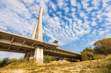 Varşova, Polonya - 14 Ekim 2023: Güzel ve büyük Swietokrzyski karayolu köprüsü kabloyla döşenmiş, 2000 yılında yayalar ve her iki tarafta bisikletçiler için şeritler kurulmuş.