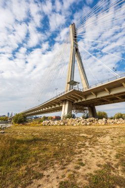 Varşova, Polonya - 14 Ekim 2023: Güzel ve büyük Swietokrzyski karayolu köprüsü kabloyla döşenmiş, 2000 yılında yayalar ve her iki tarafta bisikletçiler için şeritler kurulmuş.