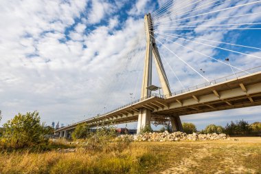 Varşova, Polonya - 14 Ekim 2023: Güzel ve büyük Swietokrzyski karayolu köprüsü kabloyla döşenmiş, 2000 yılında yayalar ve her iki tarafta bisikletçiler için şeritler kurulmuş.