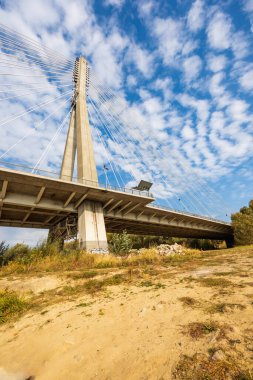 Varşova, Polonya - 14 Ekim 2023: Güzel ve büyük Swietokrzyski karayolu köprüsü kabloyla döşenmiş, 2000 yılında yayalar ve her iki tarafta bisikletçiler için şeritler kurulmuş.