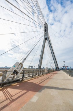 Varşova, Polonya - 14 Ekim 2023: Güzel ve büyük Swietokrzyski karayolu köprüsü kabloyla döşenmiş, 2000 yılında yayalar ve her iki tarafta bisikletçiler için şeritler kurulmuş.