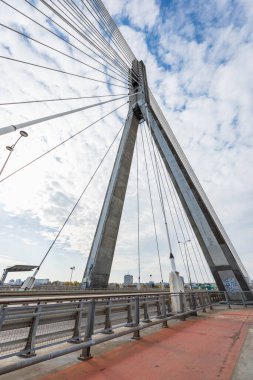 Varşova, Polonya - 14 Ekim 2023: Güzel ve büyük Swietokrzyski karayolu köprüsü kabloyla döşenmiş, 2000 yılında yayalar ve her iki tarafta bisikletçiler için şeritler kurulmuş.