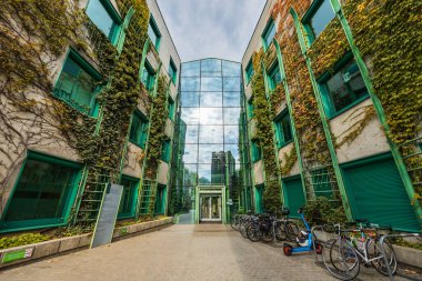 Varşova, Polonya - 14 Ekim 2023: Üniversite kütüphanesinin güzel iç mimarisi, renkli ve büyük bahçesi olan cephesi