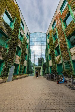 Varşova, Polonya - 14 Ekim 2023: Üniversite kütüphanesinin güzel iç mimarisi, renkli ve büyük bahçesi olan cephesi