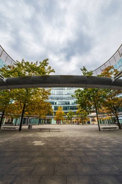 Varşova, Polonya - 14 Ekim 2023: Metropolitan ağaçlı büyük bir avlunun içi, içinde dükkanlar ve restoranlar bulunan cam duvarlı daire bina