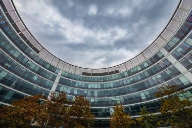 Varşova, Polonya - 14 Ekim 2023: Metropolitan ağaçlı büyük bir avlunun içi, içinde dükkanlar ve restoranlar bulunan cam duvarlı daire bina