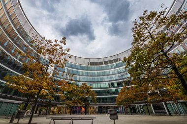 Varşova, Polonya - 14 Ekim 2023: Metropolitan ağaçlı büyük bir avlunun içi, içinde dükkanlar ve restoranlar bulunan cam duvarlı daire bina