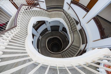 Varşova, Polonya - 15 Ekim 2023: Şehir merkezinde güzel yıldızlı eski bir apartmanın içindeki güzel ve eski spiral merdiven 