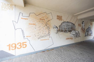 Varşova, Polonya - 15 Ekim 2023: Düz bloğun altındaki küçük geçitlerin duvarlarında güzel bir duvar resmi 