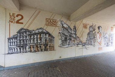 Varşova, Polonya - 15 Ekim 2023: Düz bloğun altındaki küçük geçitlerin duvarlarında güzel bir duvar resmi 