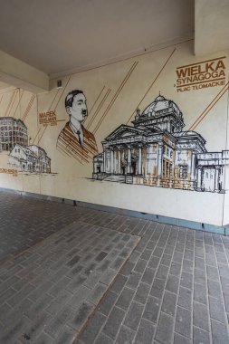 Varşova, Polonya - 15 Ekim 2023: Düz bloğun altındaki küçük geçitlerin duvarlarında güzel bir duvar resmi 