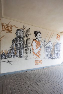 Varşova, Polonya - 15 Ekim 2023: Düz bloğun altındaki küçük geçitlerin duvarlarında güzel bir duvar resmi 