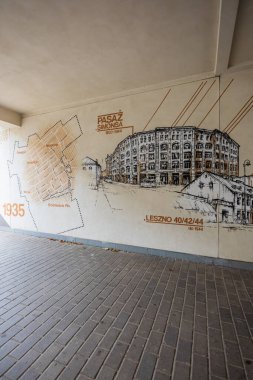 Varşova, Polonya - 15 Ekim 2023: Düz bloğun altındaki küçük geçitlerin duvarlarında güzel bir duvar resmi 