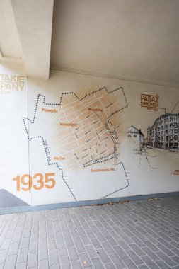 Varşova, Polonya - 15 Ekim 2023: Düz bloğun altındaki küçük geçitlerin duvarlarında güzel bir duvar resmi 