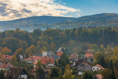 Polanica-Zdroj, Polonya - 21 Ekim 2023: Goralka 'nın yukarısındaki yüksek tepeden görülen güzel ve renkli sonbahar manzarası